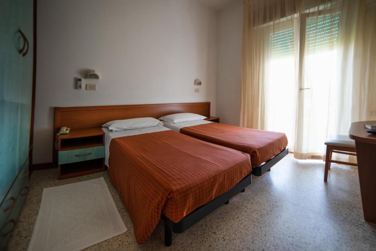Hotel Sayonara Milano Marittima Kültér fotó