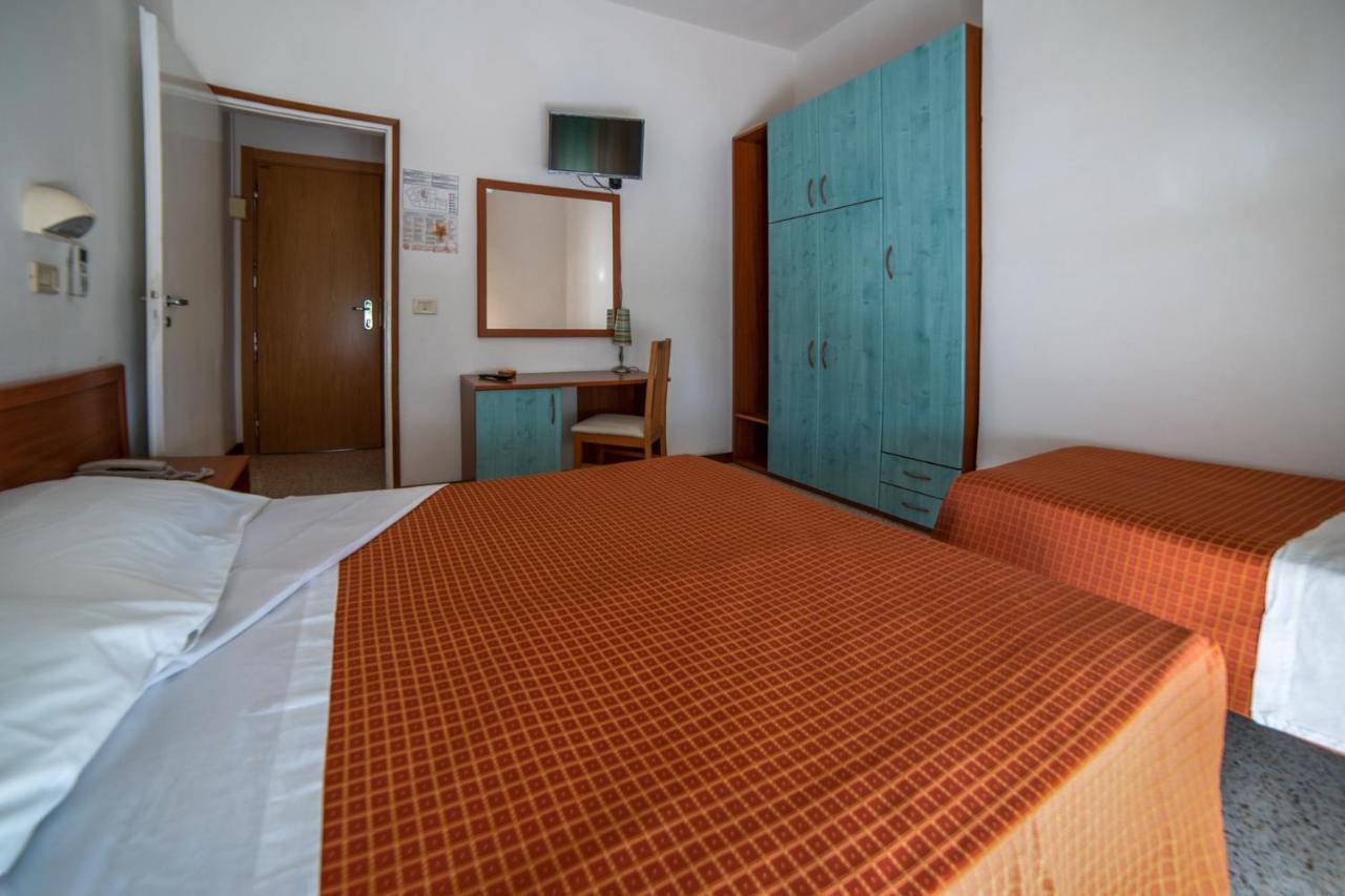 Hotel Sayonara Milano Marittima Kültér fotó