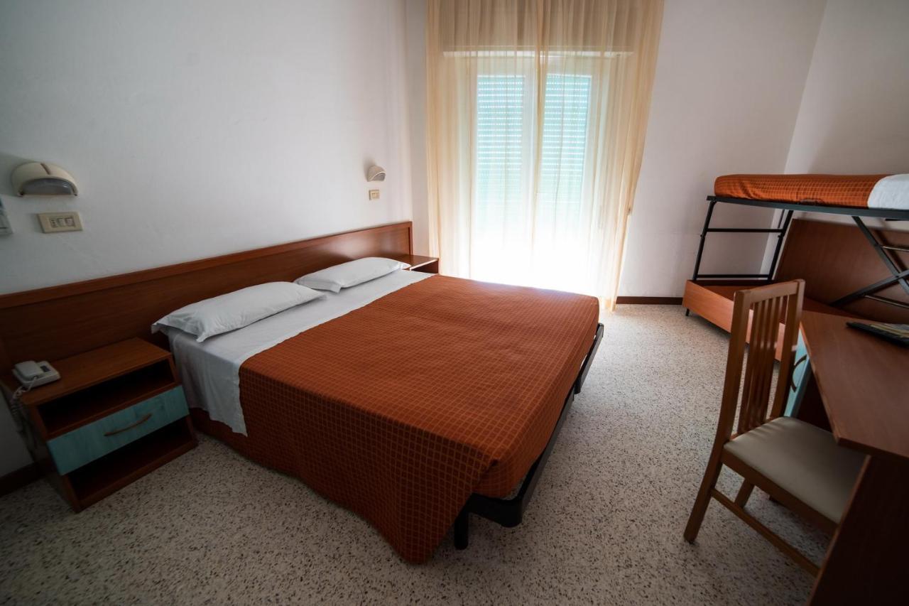 Hotel Sayonara Milano Marittima Kültér fotó