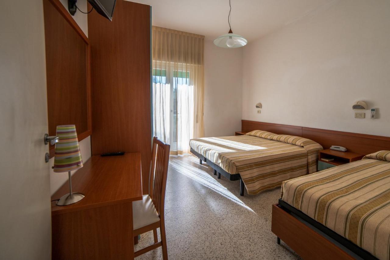 Hotel Sayonara Milano Marittima Kültér fotó