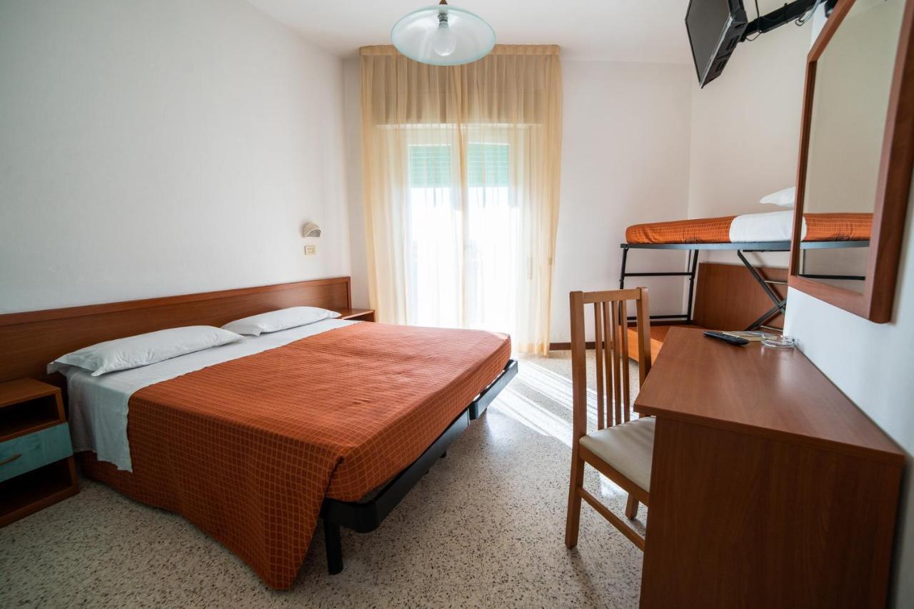 Hotel Sayonara Milano Marittima Kültér fotó